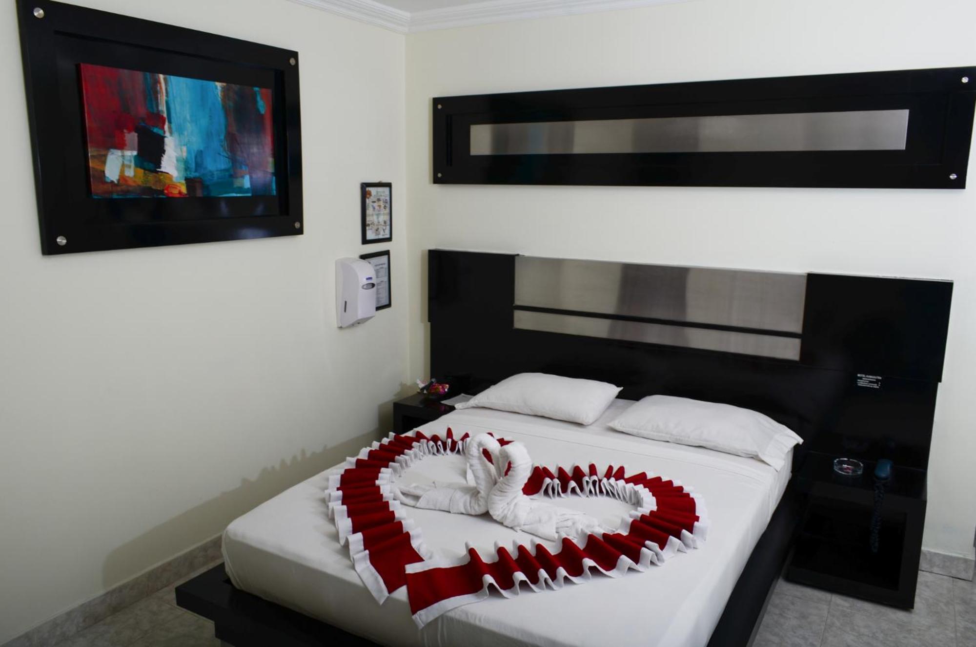Torettos Yumbo Room photo