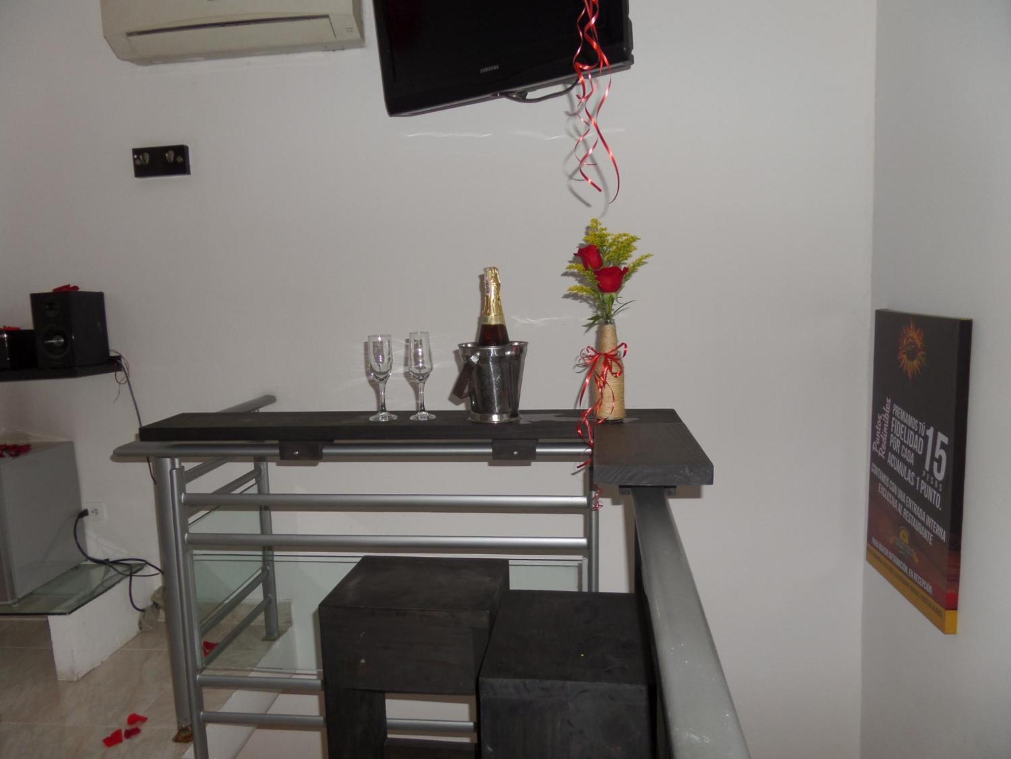 Torettos Yumbo Room photo